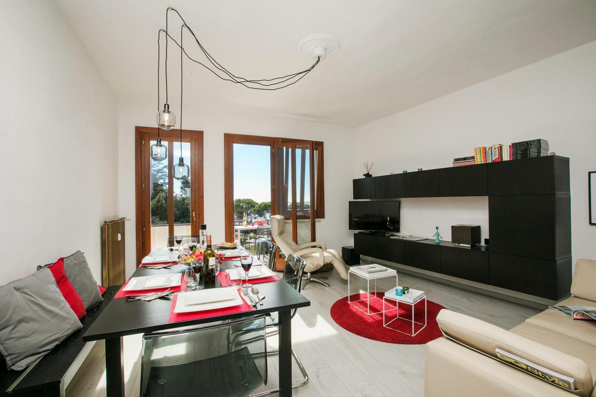 Spiaggia Azzurro -Lakeside With Terrace - Happy Rentals توسكولانو ماديرنو المظهر الخارجي الصورة