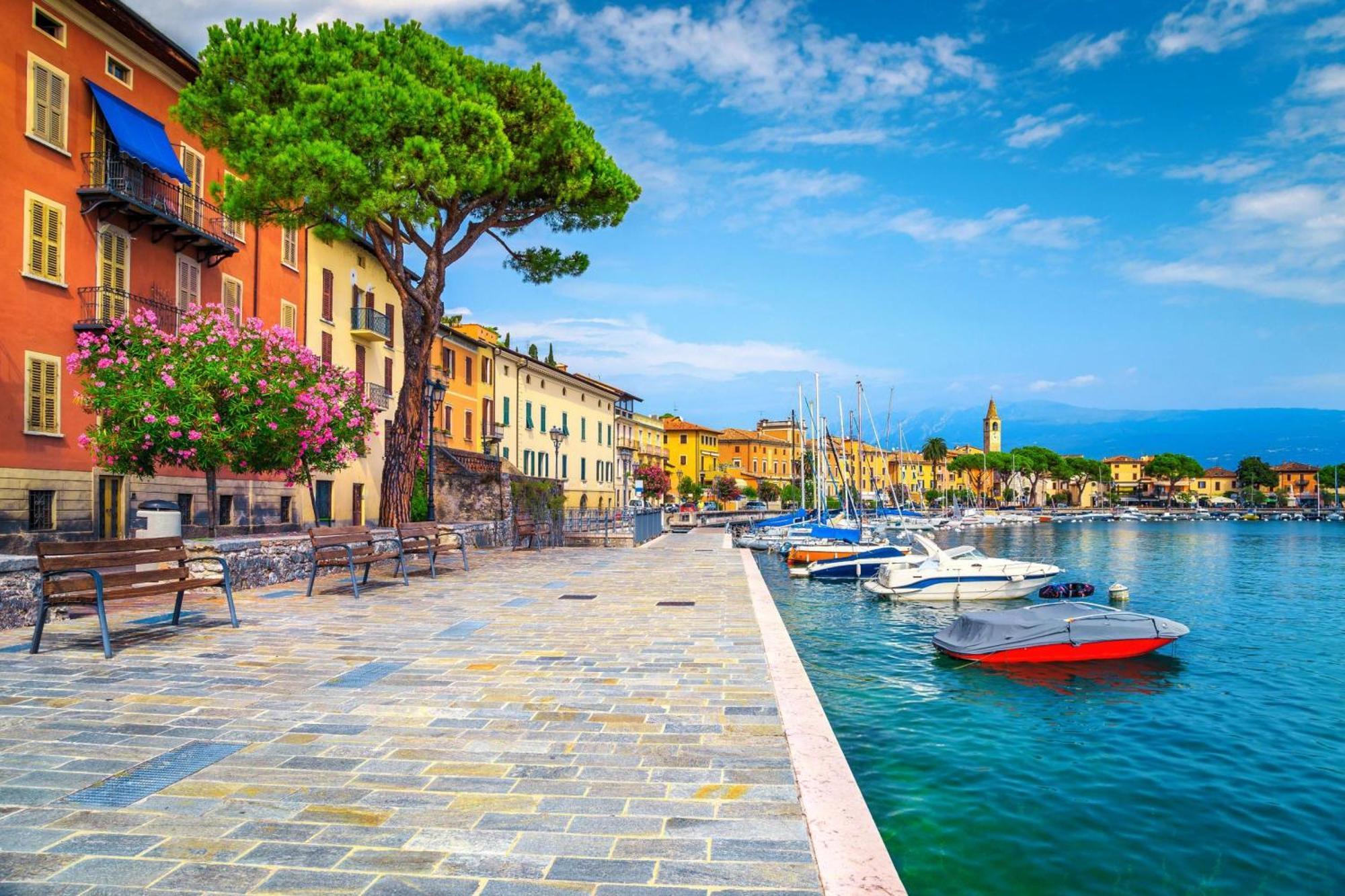 Spiaggia Azzurro -Lakeside With Terrace - Happy Rentals توسكولانو ماديرنو المظهر الخارجي الصورة