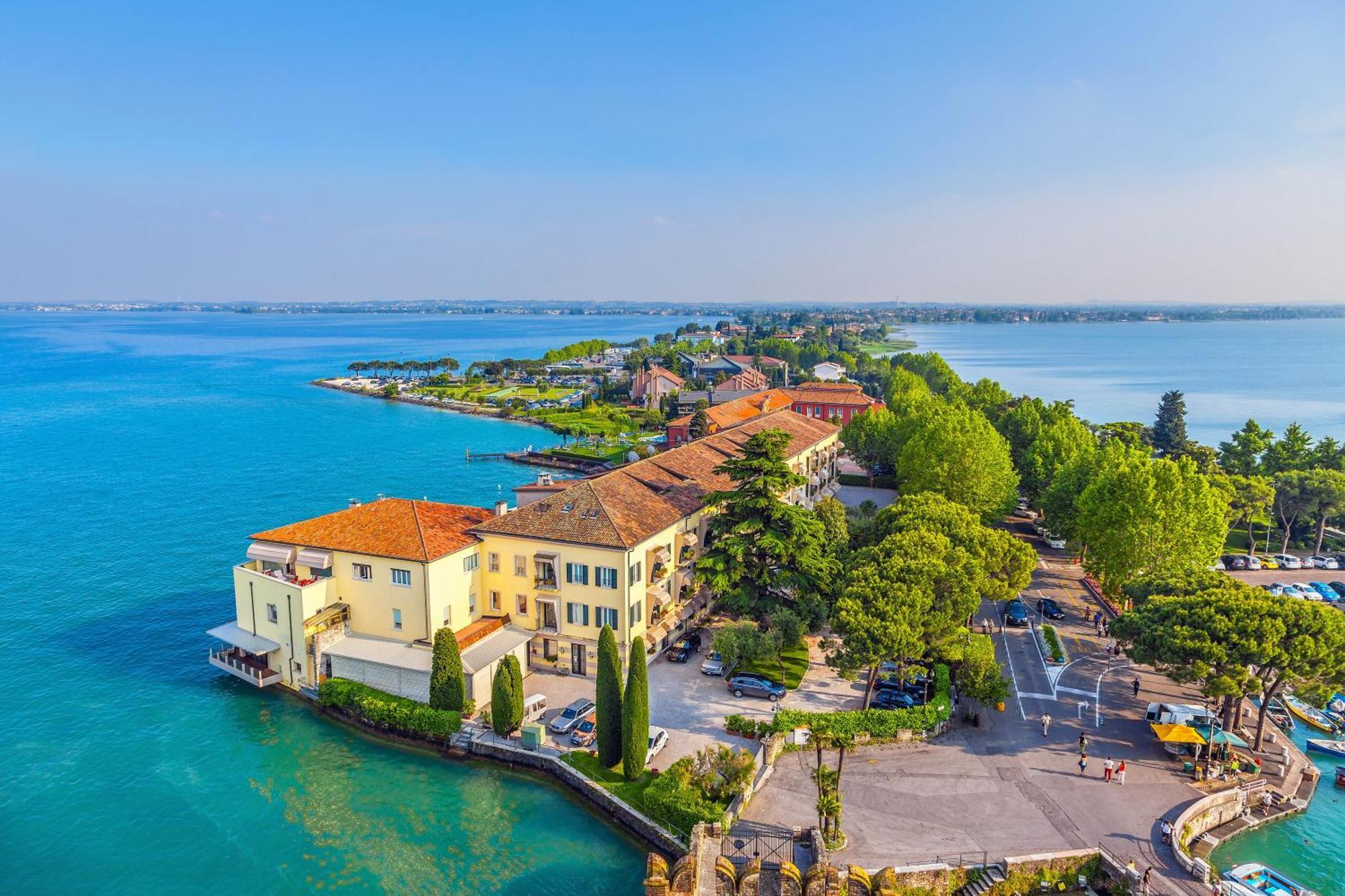 Spiaggia Azzurro -Lakeside With Terrace - Happy Rentals توسكولانو ماديرنو المظهر الخارجي الصورة