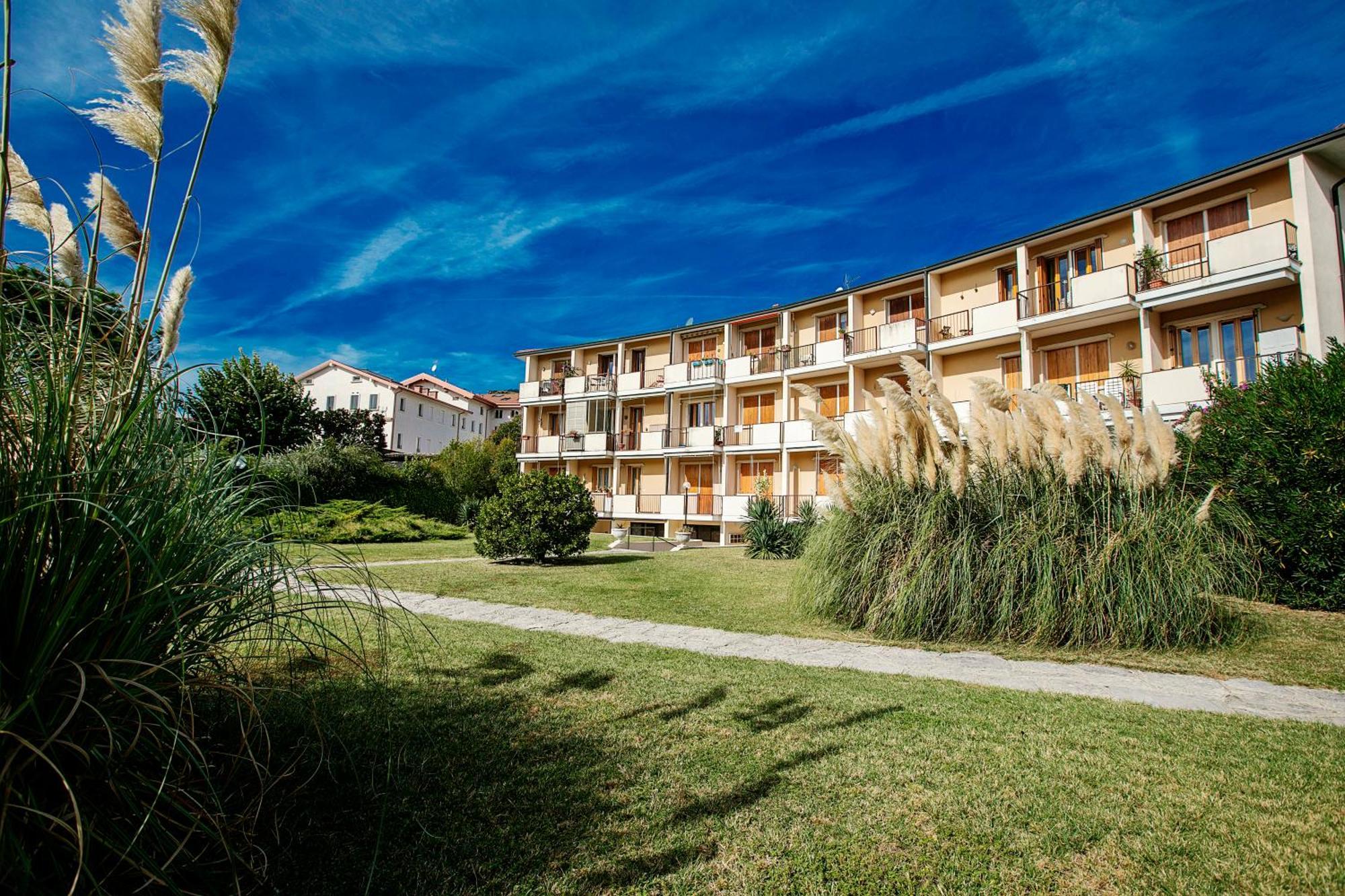 Spiaggia Azzurro -Lakeside With Terrace - Happy Rentals توسكولانو ماديرنو المظهر الخارجي الصورة